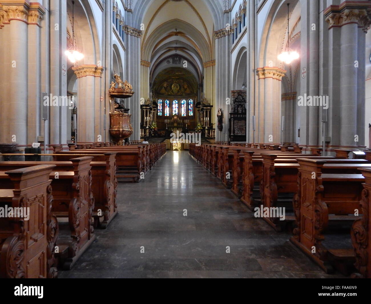 Guardare nella chiesa di Münster a Bonn, Germania Foto Stock