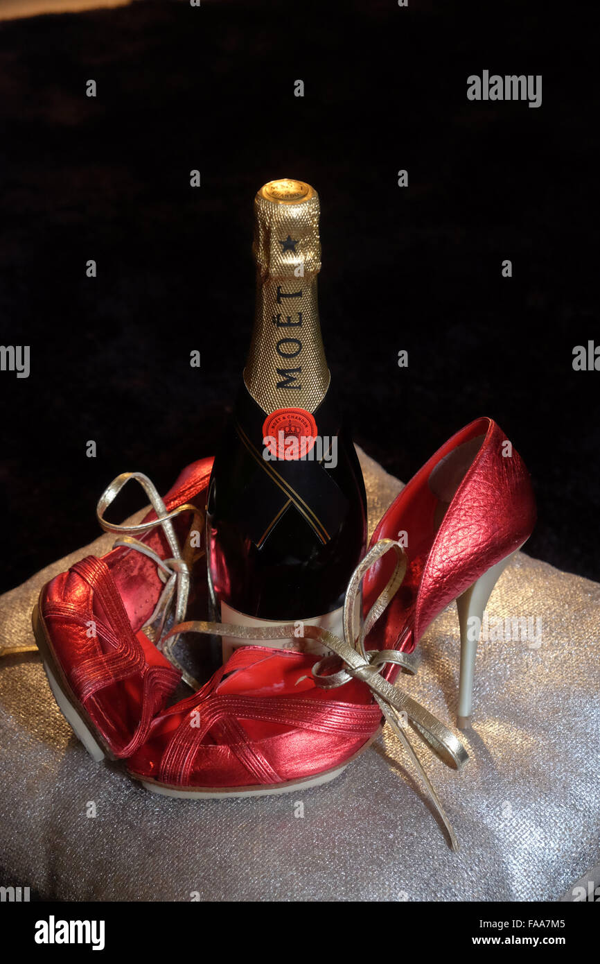 Celebrazione della Messa di Natale con champagne Moet e rosso tacco alto scarpe Foto Stock