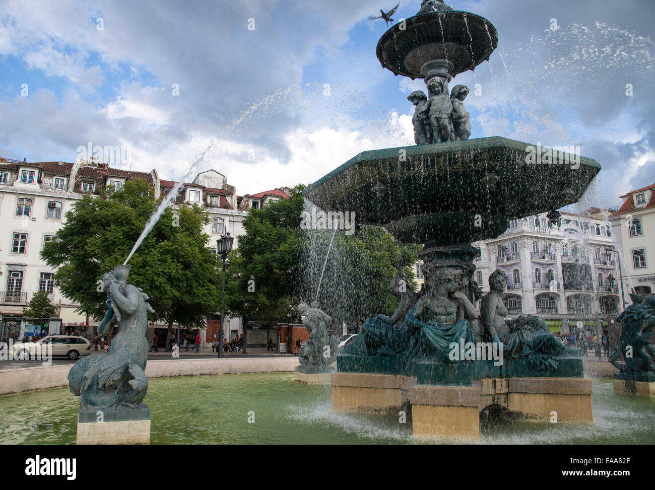 Fontana al quadrato al centro di Lisboa Portogallo Foto Stock