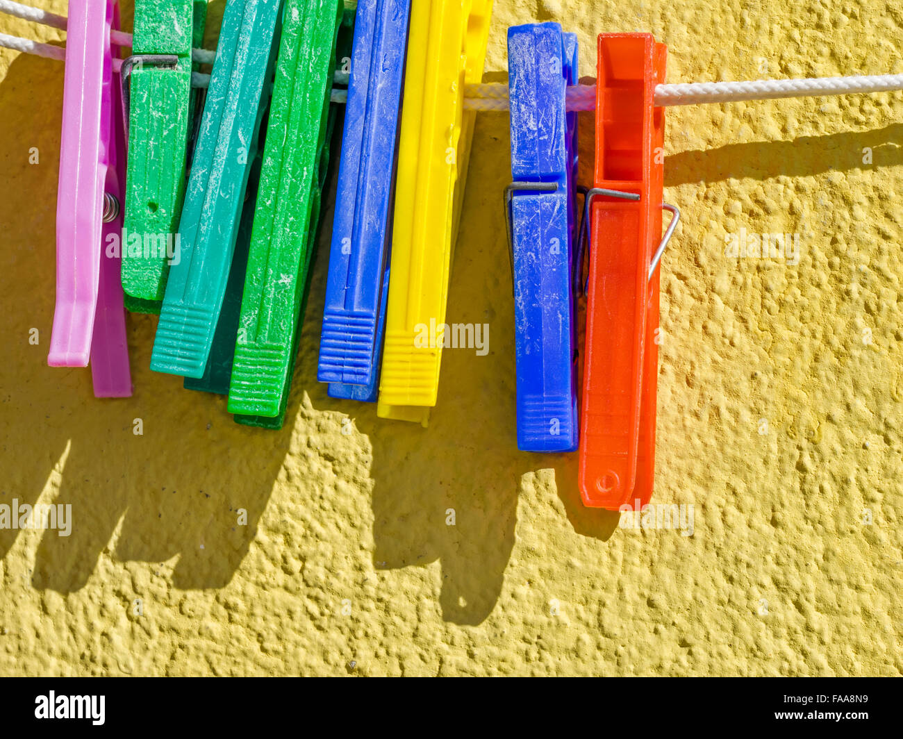 Panni colorati perni in Abruzzo, Italia Foto Stock