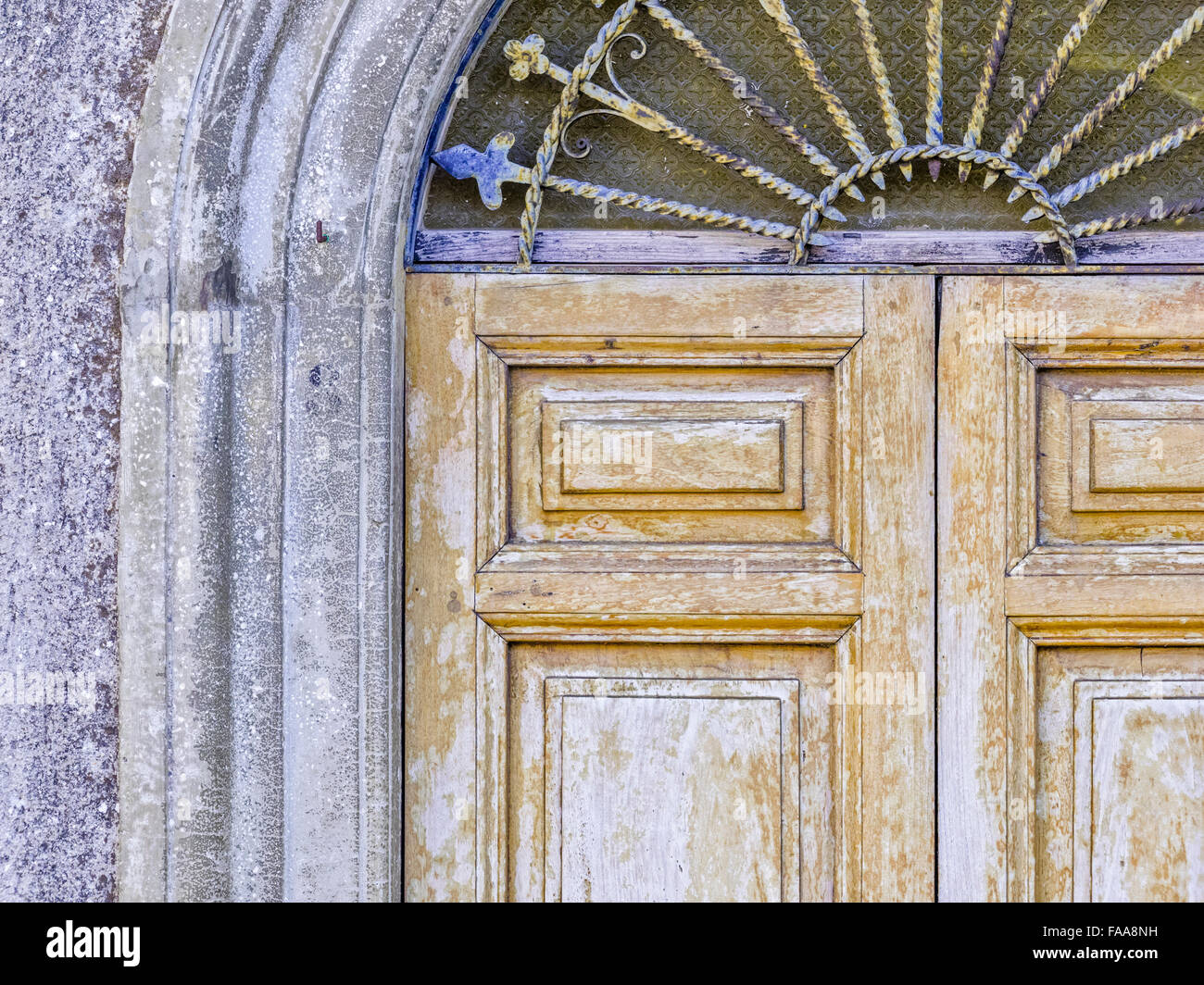 Porta rustica e stacca la vernice in Abruzzo, Italia Foto Stock