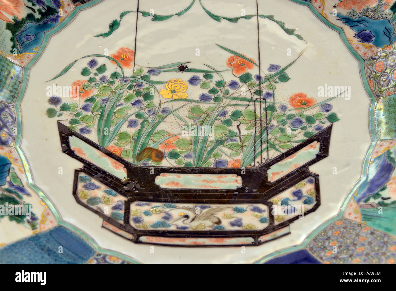 Detais di Famille Verte lobate piatto con un cesto fiorito. Jingdezhen Ware. Dytasty Qing, Kangxi regnare 1662-1722. Il Museo di Shanghai. Foto Stock