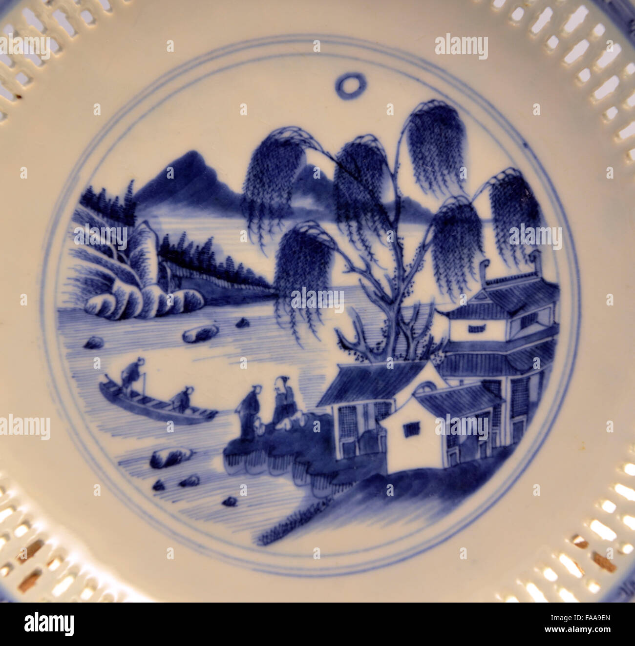 Bianco e blu in piatto con openwork e un paesaggio. Jingdezhen ware. Dinastia Qing, Jiaqing-Daoguang regnare 1796-1850. Foto Stock