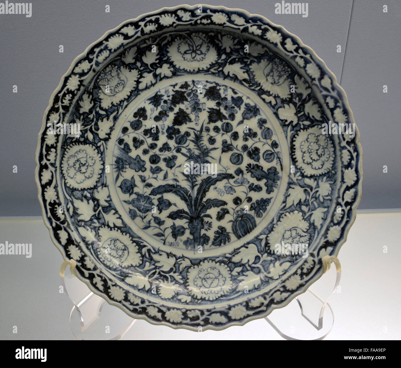 Foliated piatto con Underglaze Blue Design di meloni, bambù e uva. Jingdezhen Ware, Yuan A.D. 1271-1368 Il Museo di Shanghai. Foto Stock