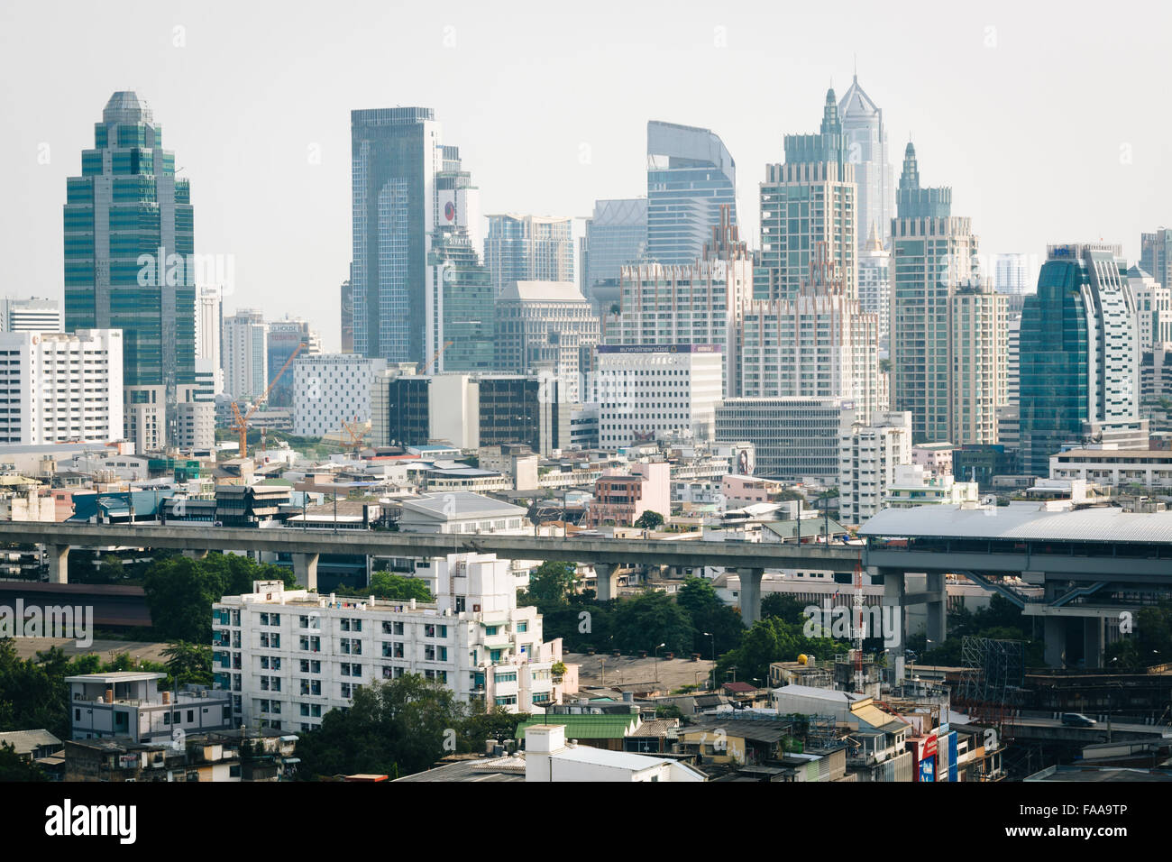 Vista nebuloso di grattacieli in Bangkok, Tailandia. Foto Stock