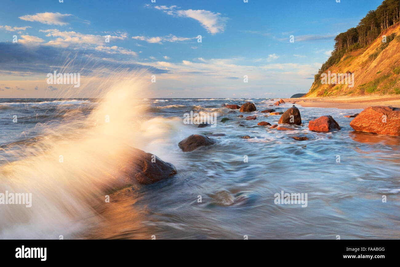 Il paesaggio con le onde del mare e cielo blu, il Mar Baltico Pomerania, Polonia Foto Stock