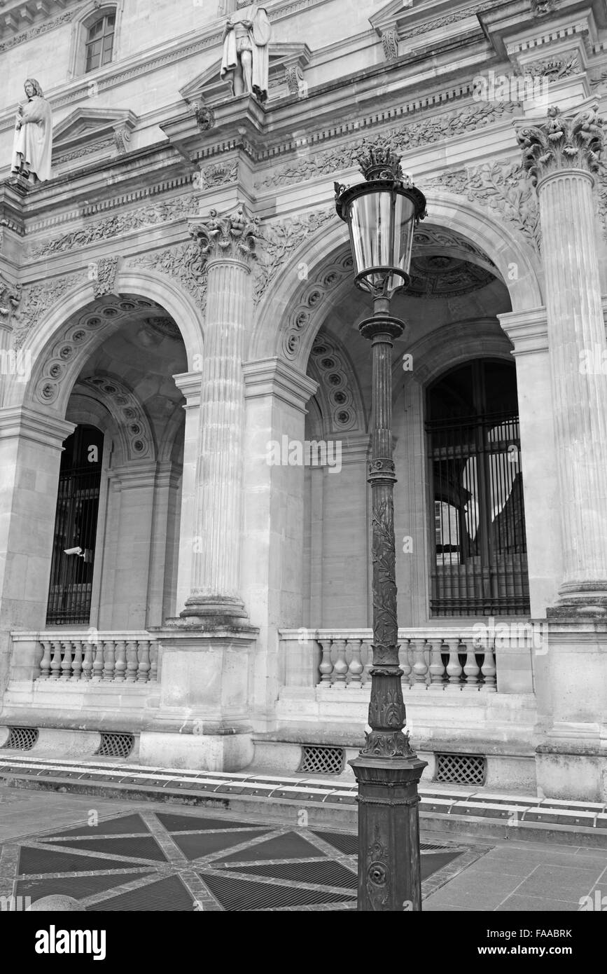 Architettura con colonne e la luce post, Parigi, Francia Foto Stock