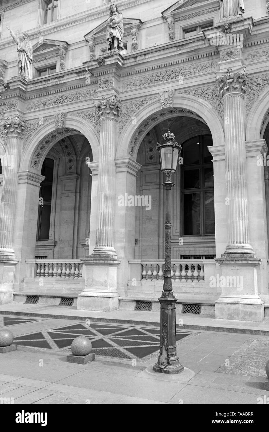 Architettura con colonne e la luce post, Parigi, Francia Foto Stock