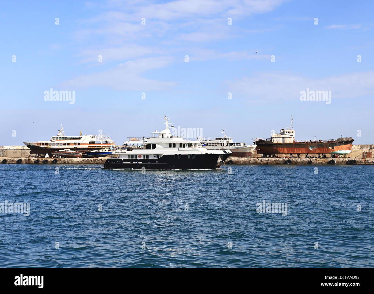 Motore natante marino sulla strada per il mare aperto dal porto marittimo Foto Stock