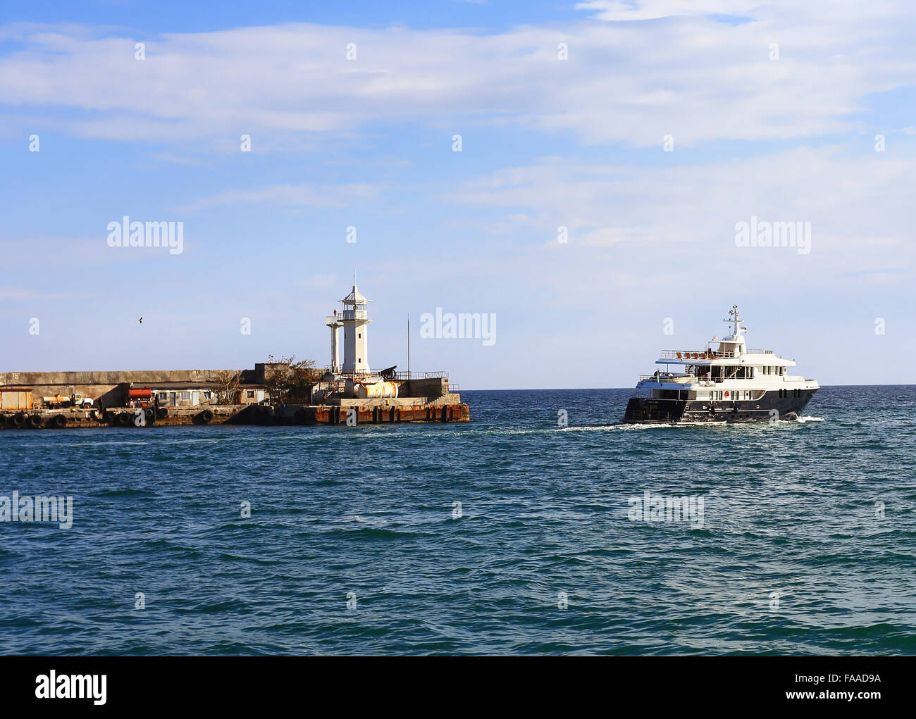 Motore natante marino sulla strada per il mare aperto dal porto marittimo Foto Stock