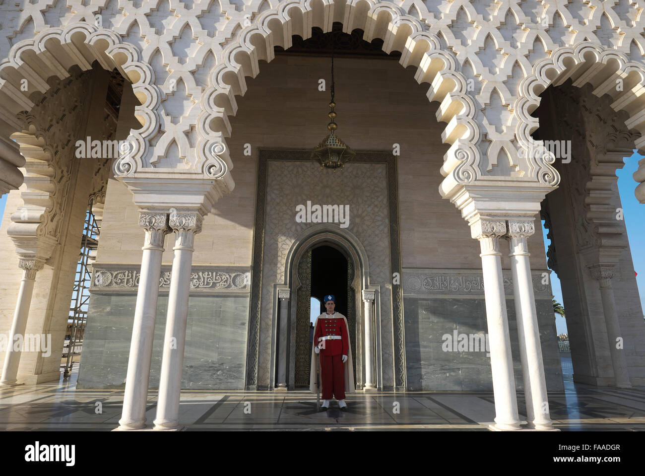 Guardsman nel vecchio Maghrebian uniforme, il Mausoleo di Mohammed V, Sito Patrimonio Mondiale dell'UNESCO, Rabat, provincia di Rabat, Marocco Foto Stock