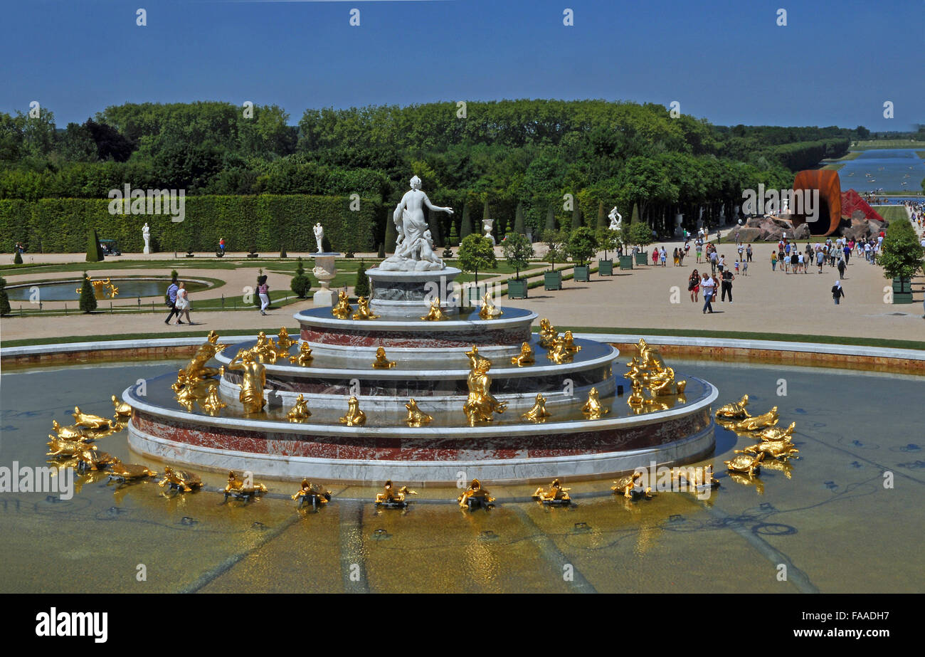 Fontana di Latona e corno di metallo dell'artista Anish Kapoor nei giardini del castello, il Palazzo di Versailles Foto Stock