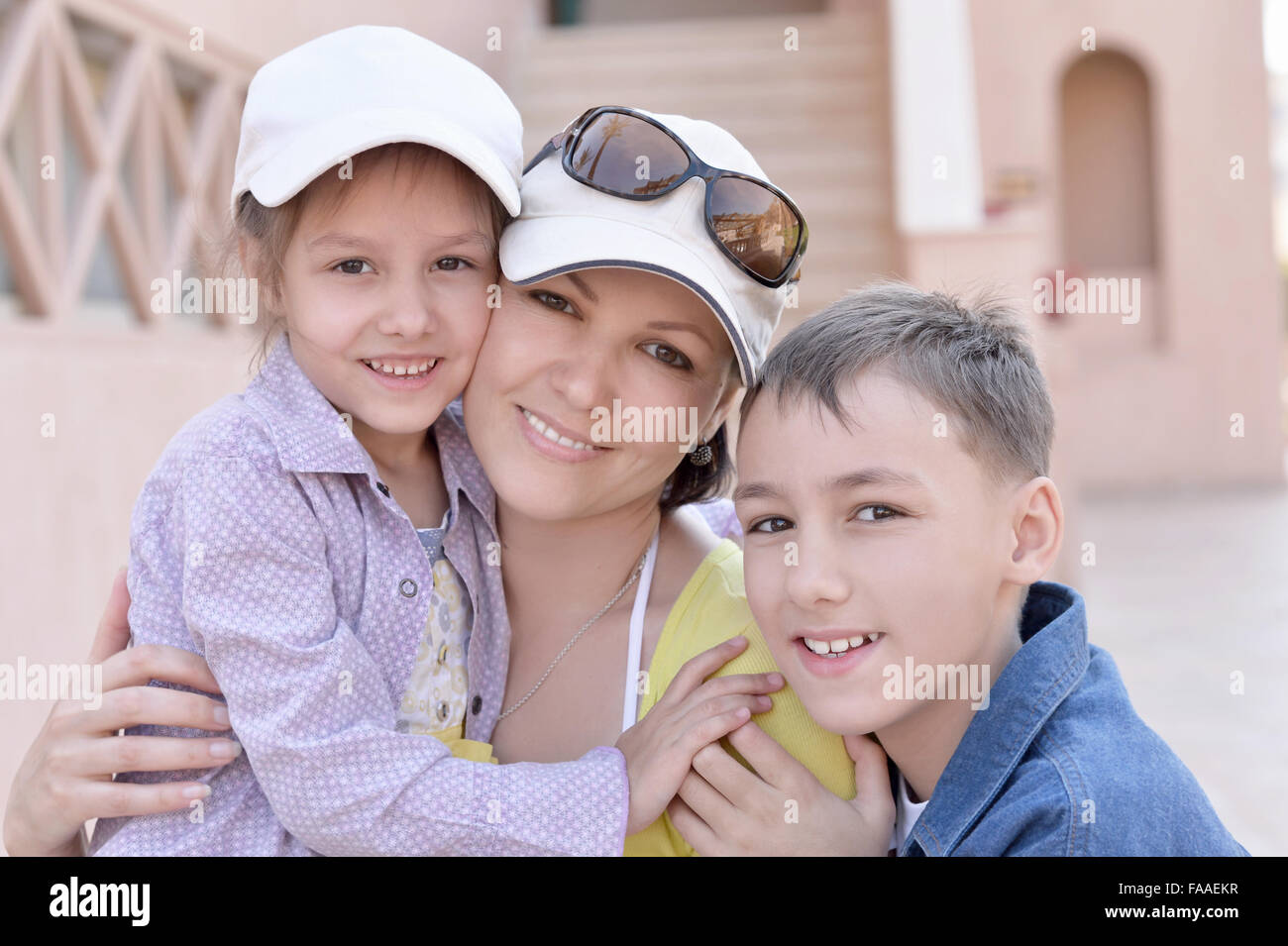 Madre con i bambini in vacanza Foto Stock