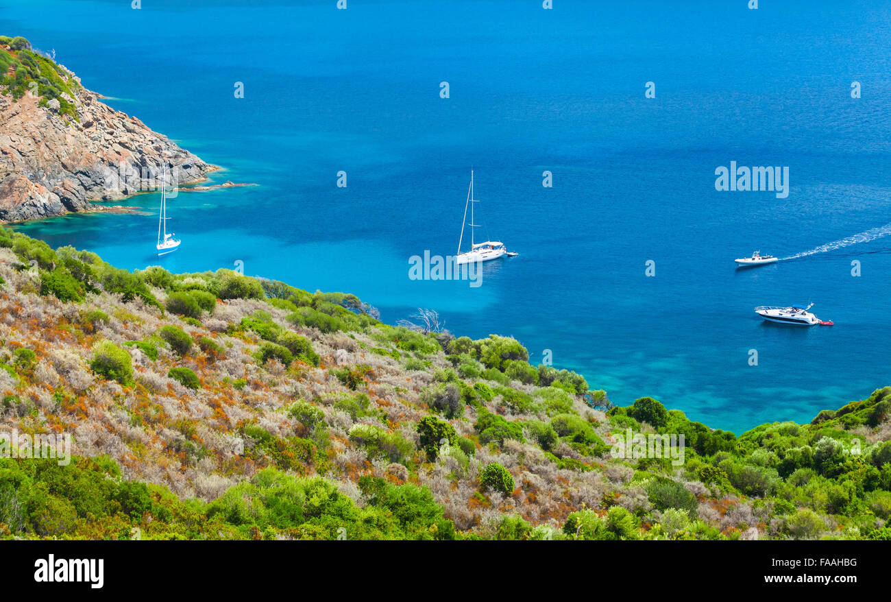 Costiera paesaggio estivo della Corsica del Sud, piacere yacht ormeggiati nella baia di Azure Foto Stock