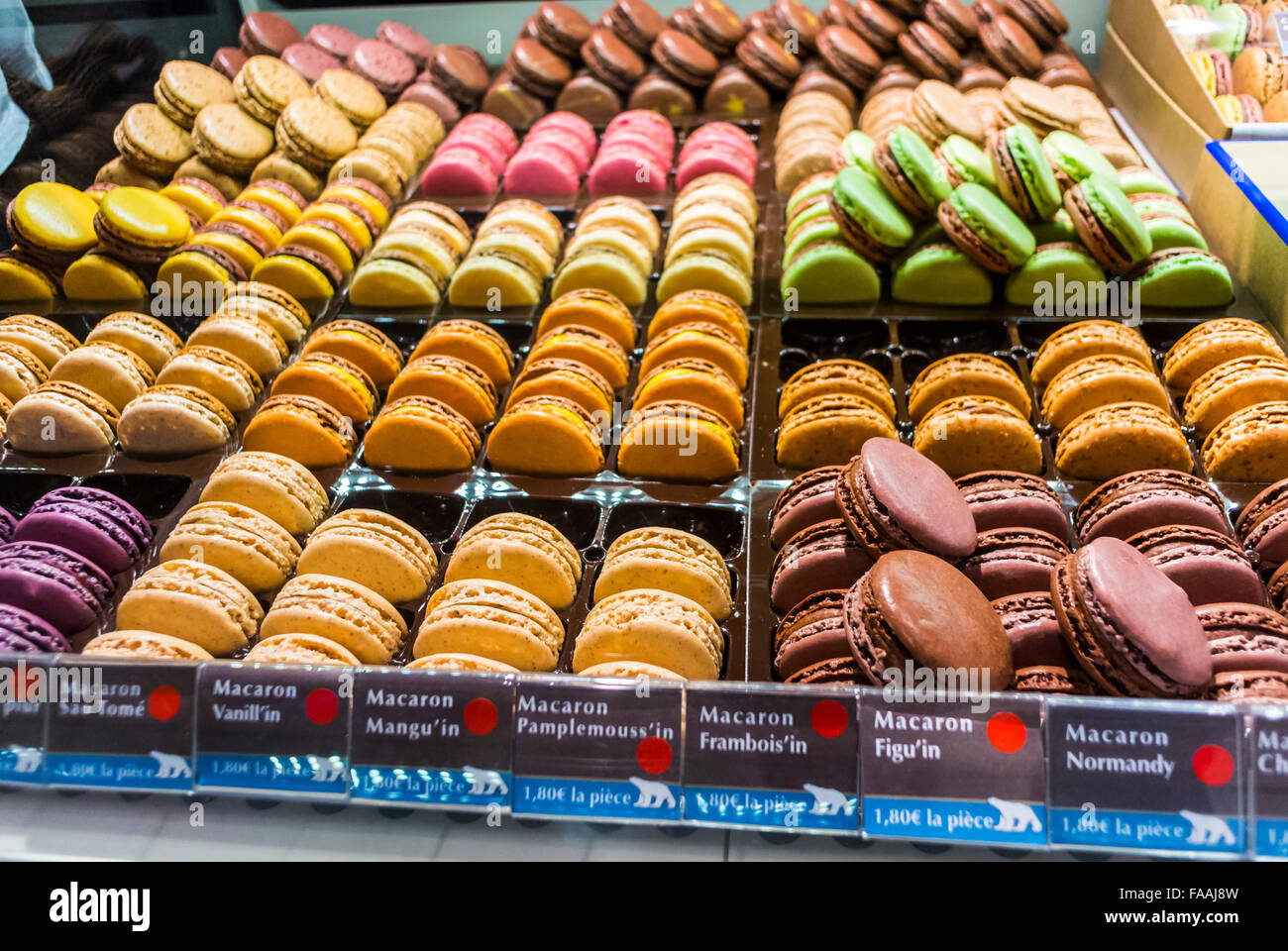 Parigi, Francia, dettaglio, amaretti pasticceria sul display nel dipartimento francese Store, "Lafayette" Gourmet Shop, Chocolatier, "Jean Paul Henin', French Bakery Shop cibo pasticceria, dolci Foto Stock