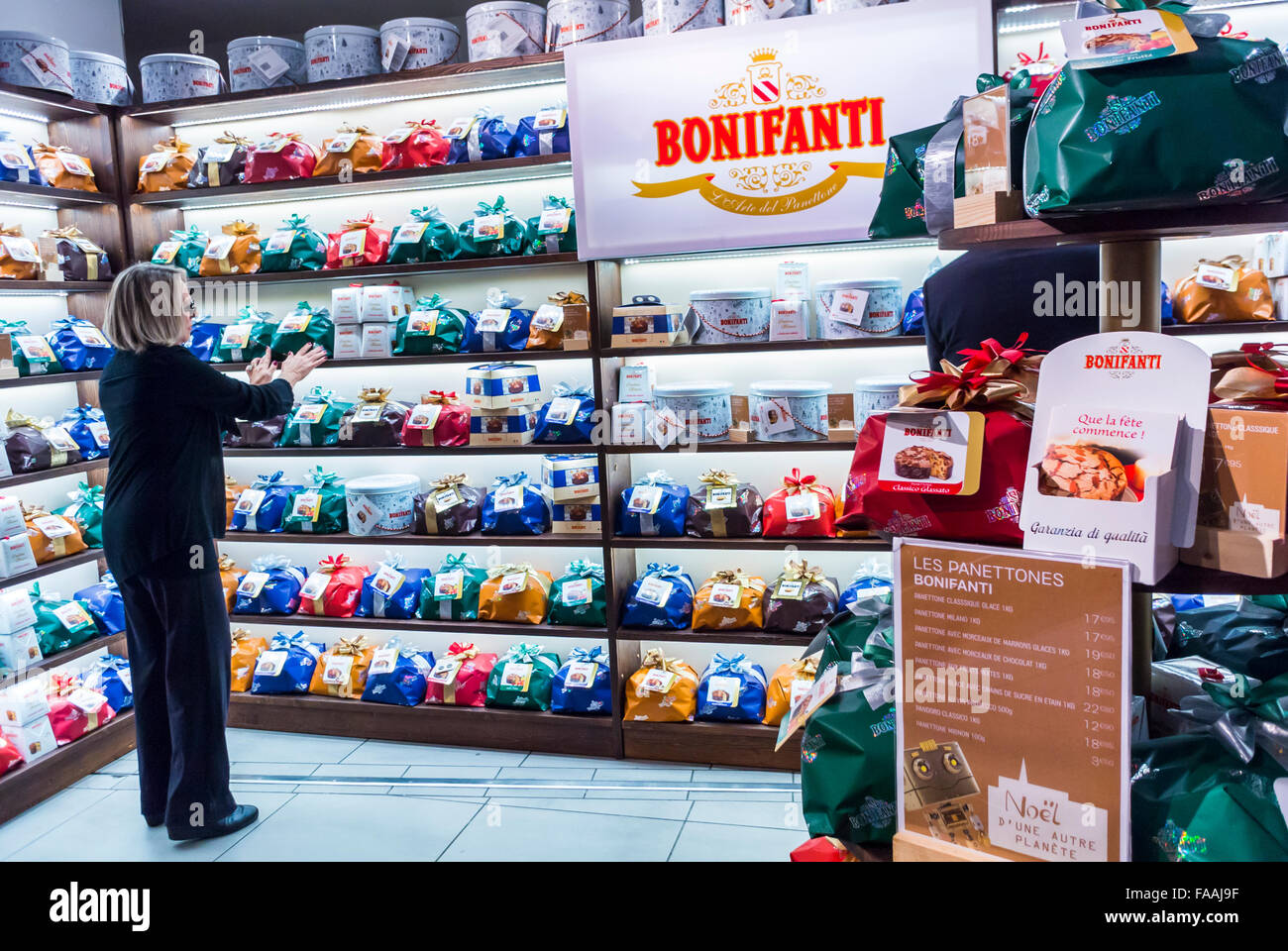 Parigi, Francia, donna Clerk che organizza i prodotti sugli scaffali nei grandi magazzini francesi, negozio "Lafayette Gourmet", dolci di Natale italiani, Bonifanti, prodotti di consumo confezionati, shopping di cibo natalizio Foto Stock