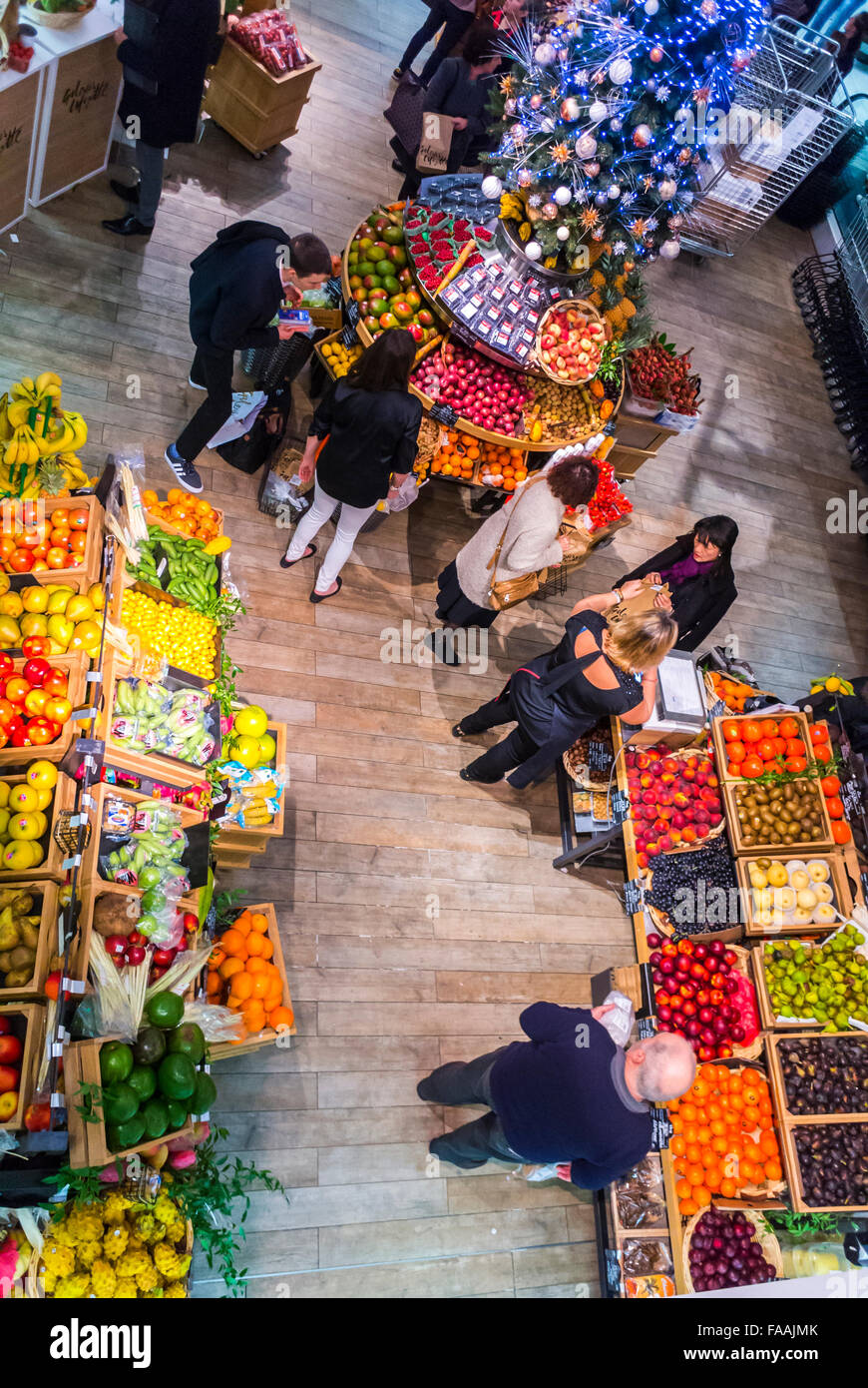 Parigi, Francia, People Shopping nel dipartimento francese Store, "Lafayette" Gourmet Shop, albero di Natale Decorazioni, angolo alto, interno Foto Stock