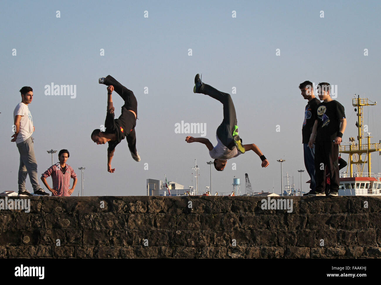 Porto Anzali, Iran. 24 dicembre, 2015. Teens iraniano pratica parkour in Anzali porta nella provincia di Gilan, Iran settentrionale, per il 24 dicembre, 2015. Il parkour è un'attività con lo scopo di spostamento da un punto ad un altro nel modo più efficiente possibile e il più rapidamente possibile, utilizzando principalmente le capacità del corpo umano. Parkour è diventato uno dei preferiti tra gli adolescenti iraniani durante gli ultimi anni. Credito: Ahmad Halabisaz/Xinhua/Alamy Live News Foto Stock