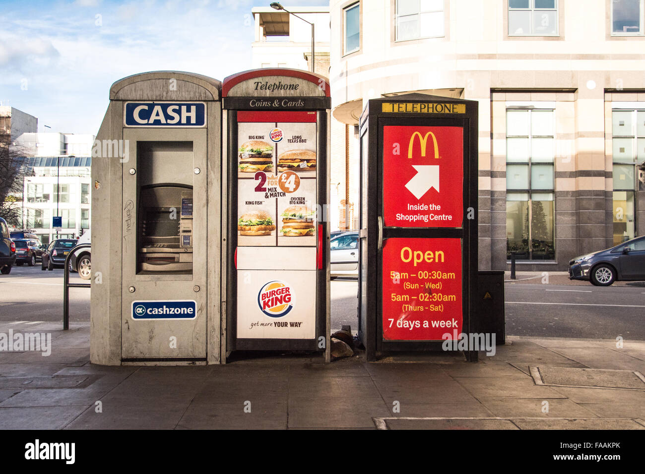 Trascurato cabine telefoniche e bancomat in London street Foto Stock