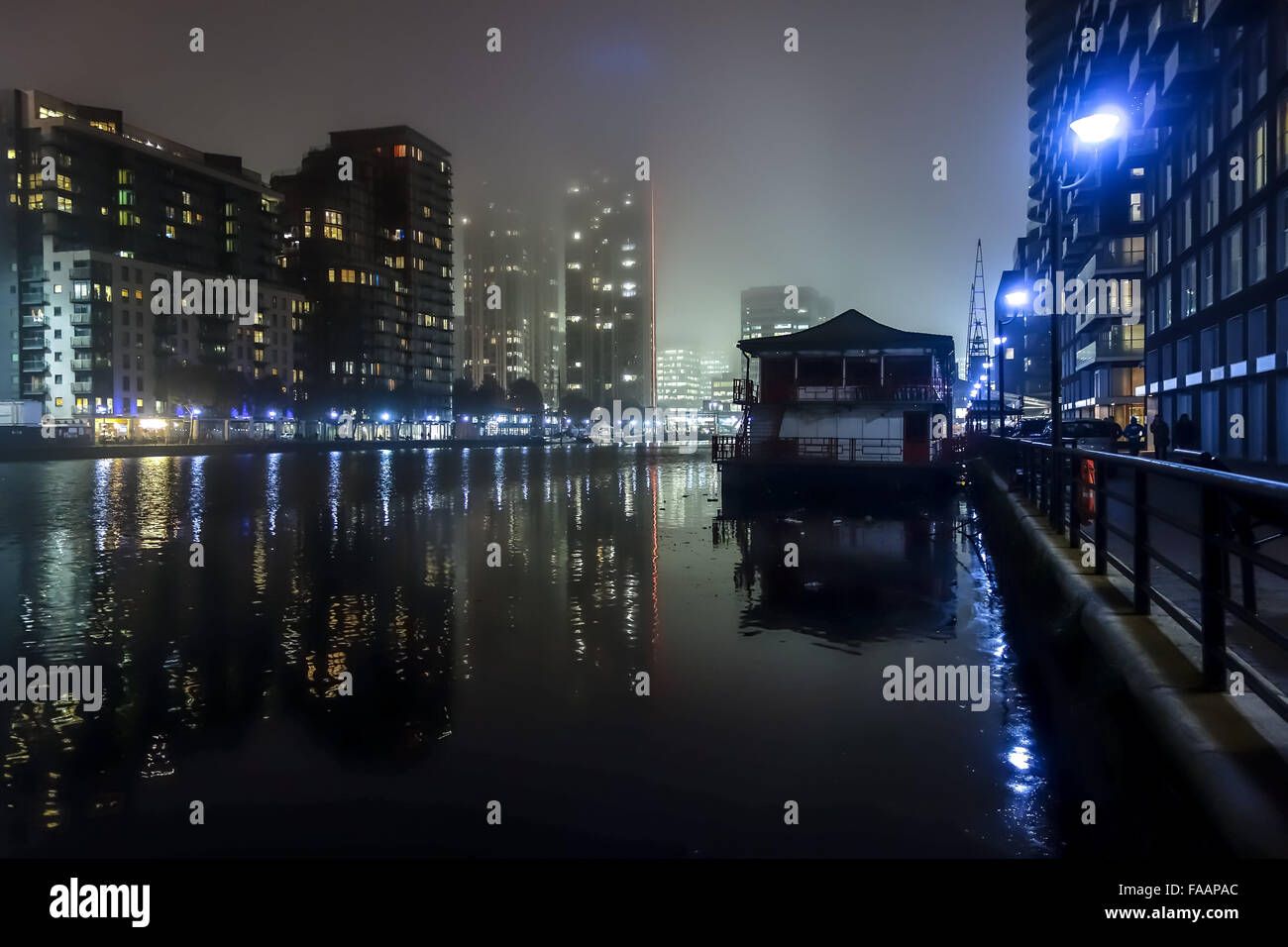 La fitta nebbia intorno millwall inner dock in crossharbor. Foto Stock