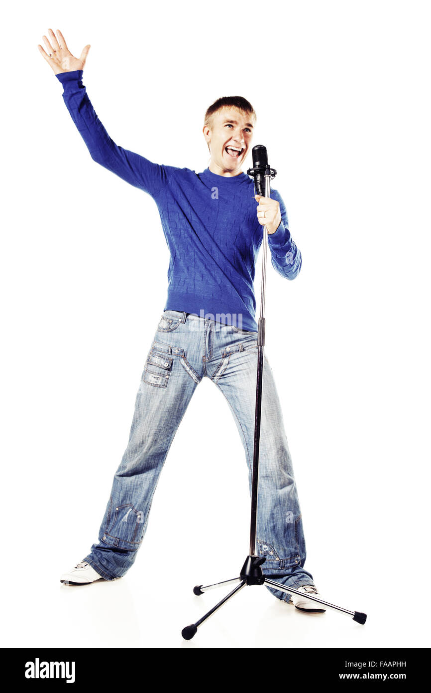 Un giovane uomo cantano in un microfono su sfondo bianco Foto Stock