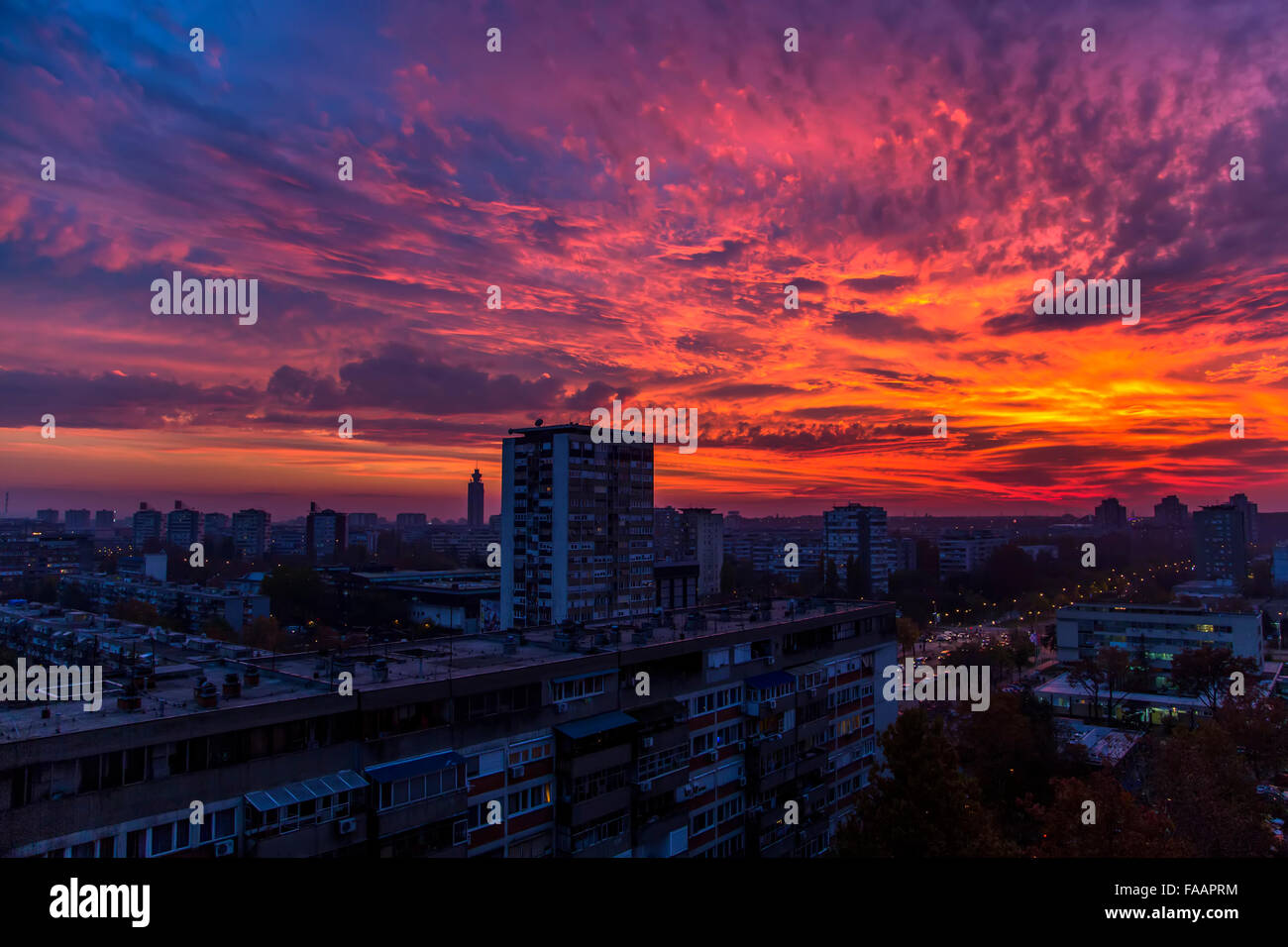 Red nubi su Belgrado, Serbia Foto Stock