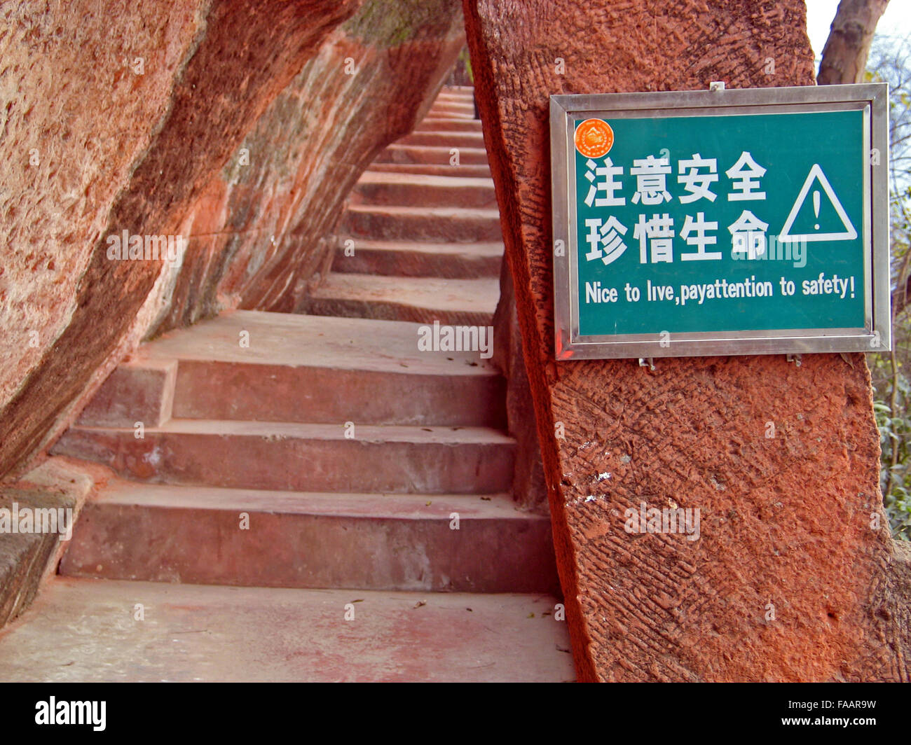 Cinese segno di avvertimento con scarsa grammatica inglese in Emei, nella provincia di Sichuan, in Cina Foto Stock