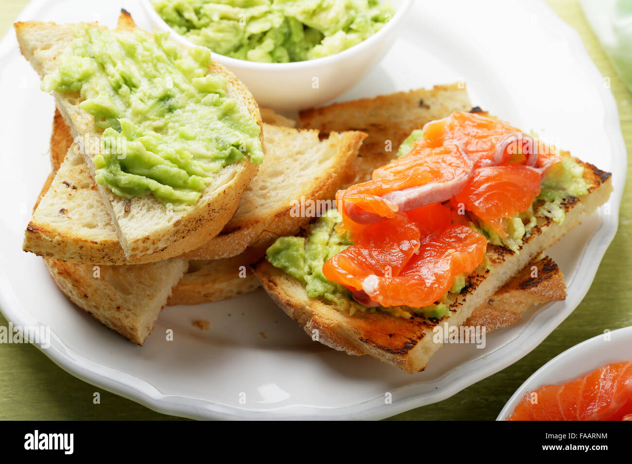 Bruschetta con salmone e salsa di avocado, cibo closeup Foto Stock