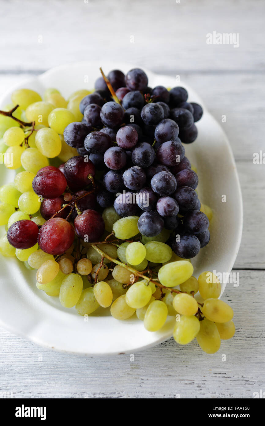 Mescolare uve sulla piastra bianca, cibo closeup Foto Stock