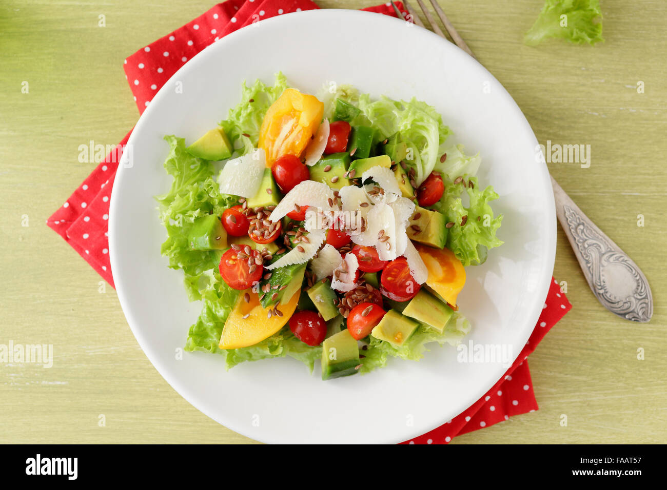 Fresca insalata di verdure sulla piastra, cibo vista superiore Foto Stock