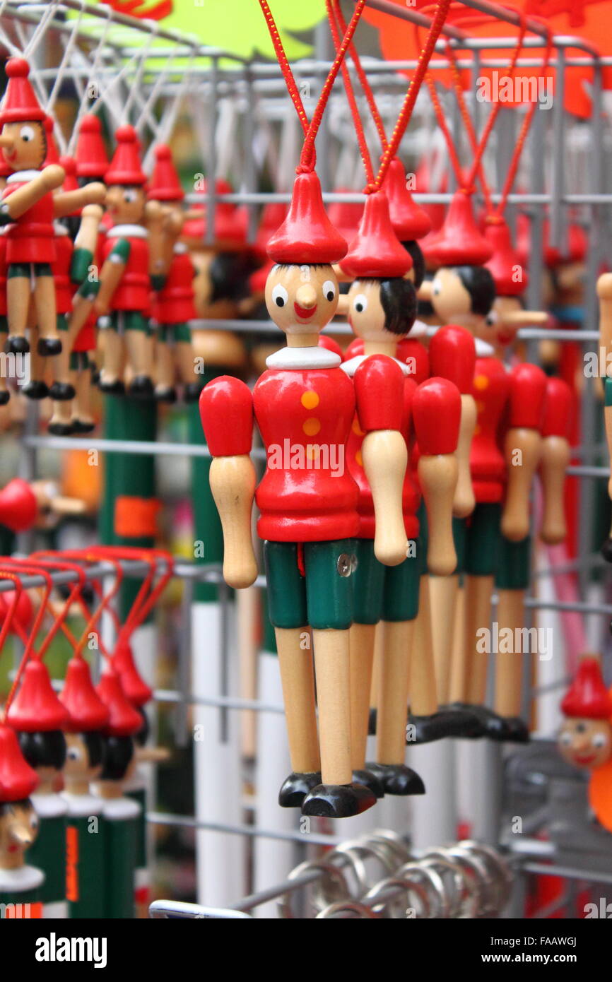 Molti pupazzi di Pinocchio, il italiano burattino di legno Foto Stock