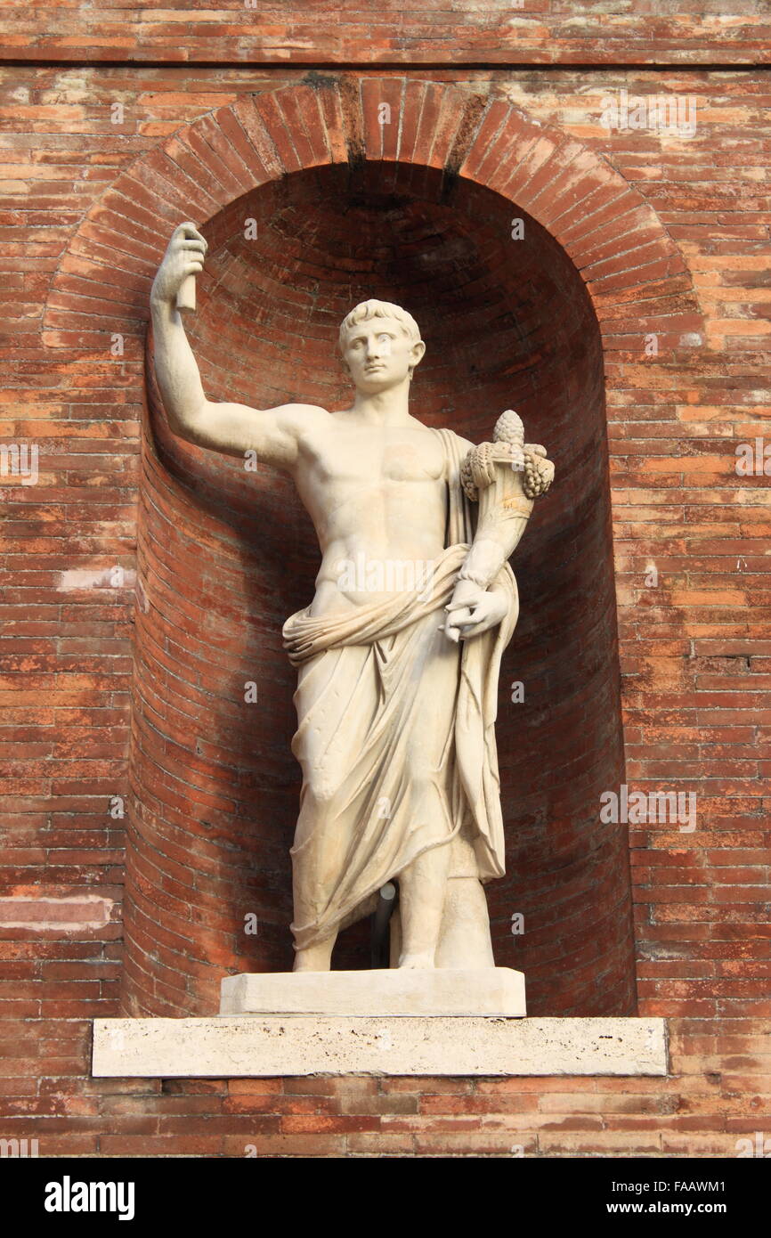 Antica statua romana con cornucopia situata in Piazza del Quirinale. Roma, Italia Foto Stock