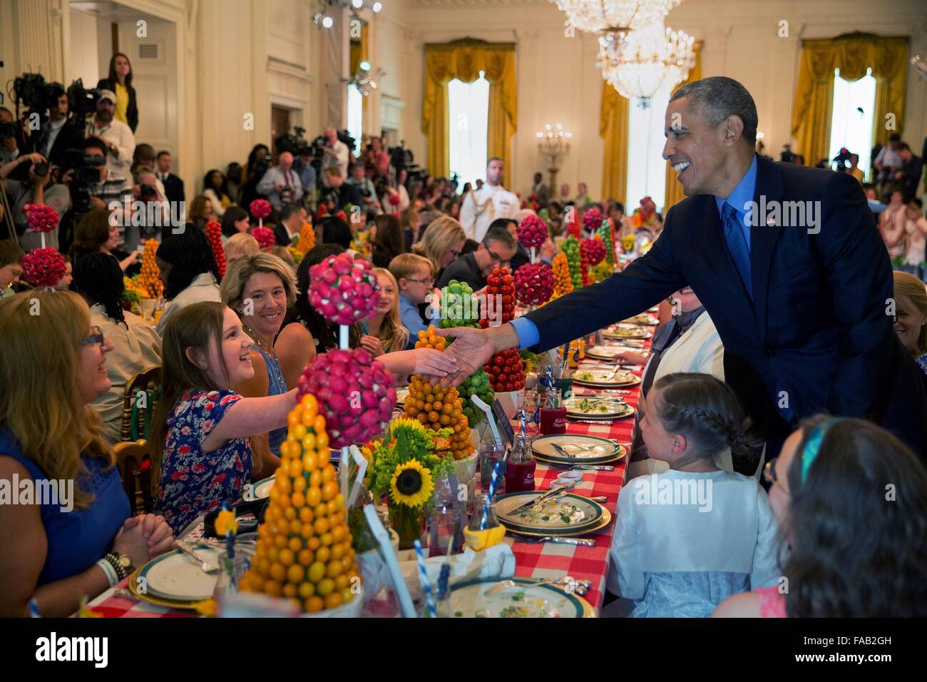 Stati Uniti Il presidente Barack Obama saluta i vincitori durante lo stato di bambini la cena nella Sala Est della Casa Bianca Luglio 10, 2015 a Washington, DC. La cena awards i vincitori della sana sfida all'ora di pranzo, una ricetta a livello nazionale sfida per i bambini che promuove la cucina e il mangiare sano. Foto Stock
