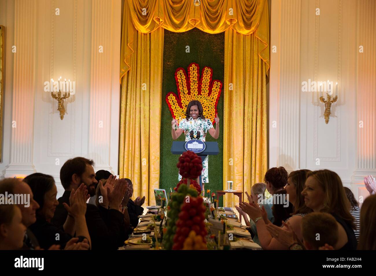 Stati Uniti La First Lady Michelle Obama parla durante i bambini membro cena nella Sala Est della Casa Bianca Luglio 10, 2015 a Washington, DC. La cena awards i vincitori della sana sfida all'ora di pranzo, una ricetta a livello nazionale sfida per i bambini che promuove la cucina e il mangiare sano. Foto Stock