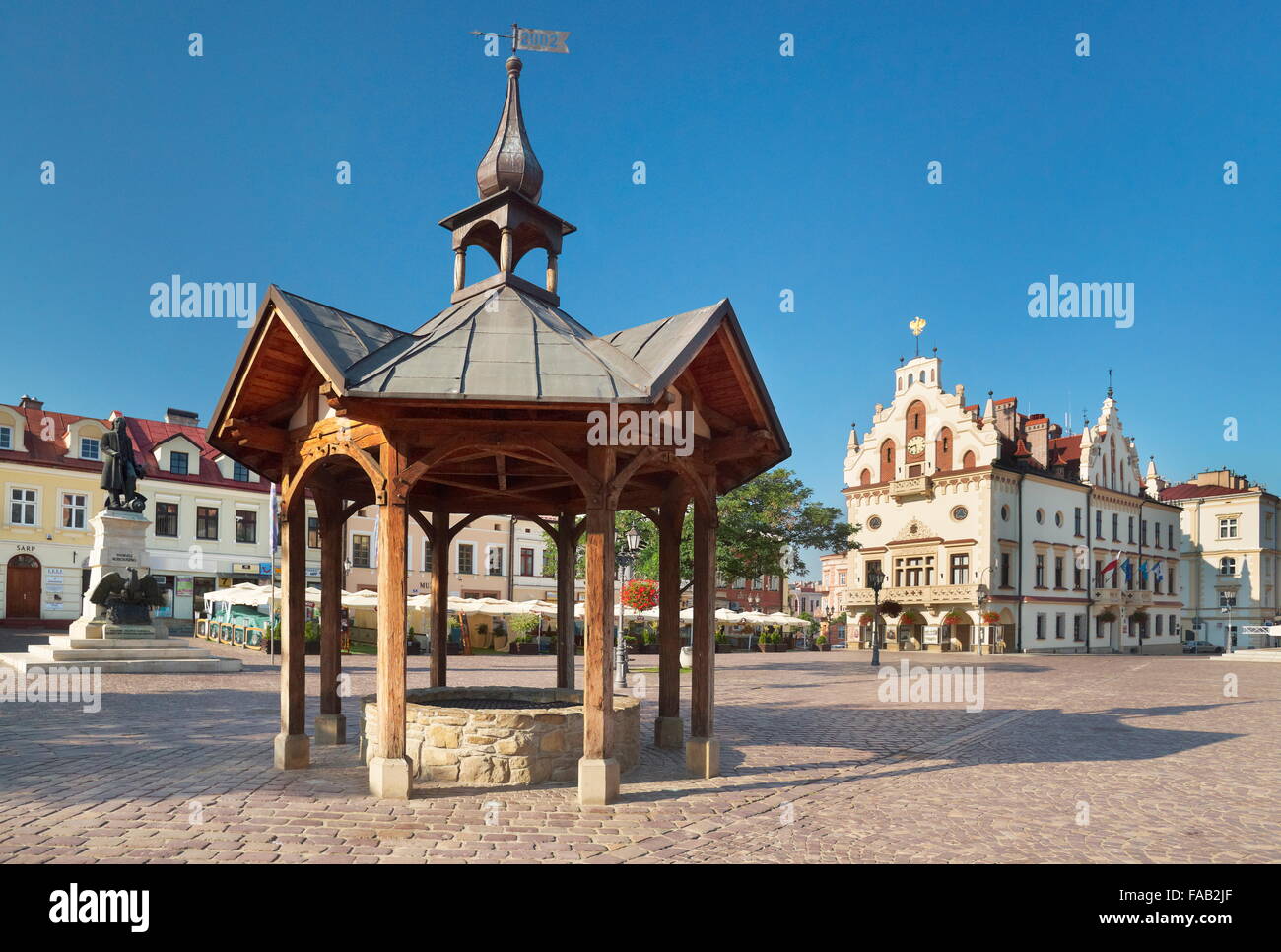 Città di Rzeszow - pozzo antico presso la piazza del mercato, Polonia Foto Stock