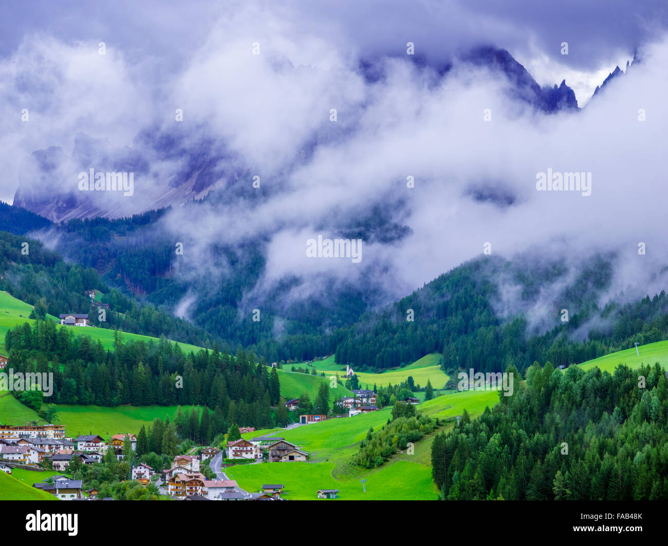 Il passaggio di nuvole temporalesche nella Val di Funes e dolomite gamma nel Nord Italia Foto Stock