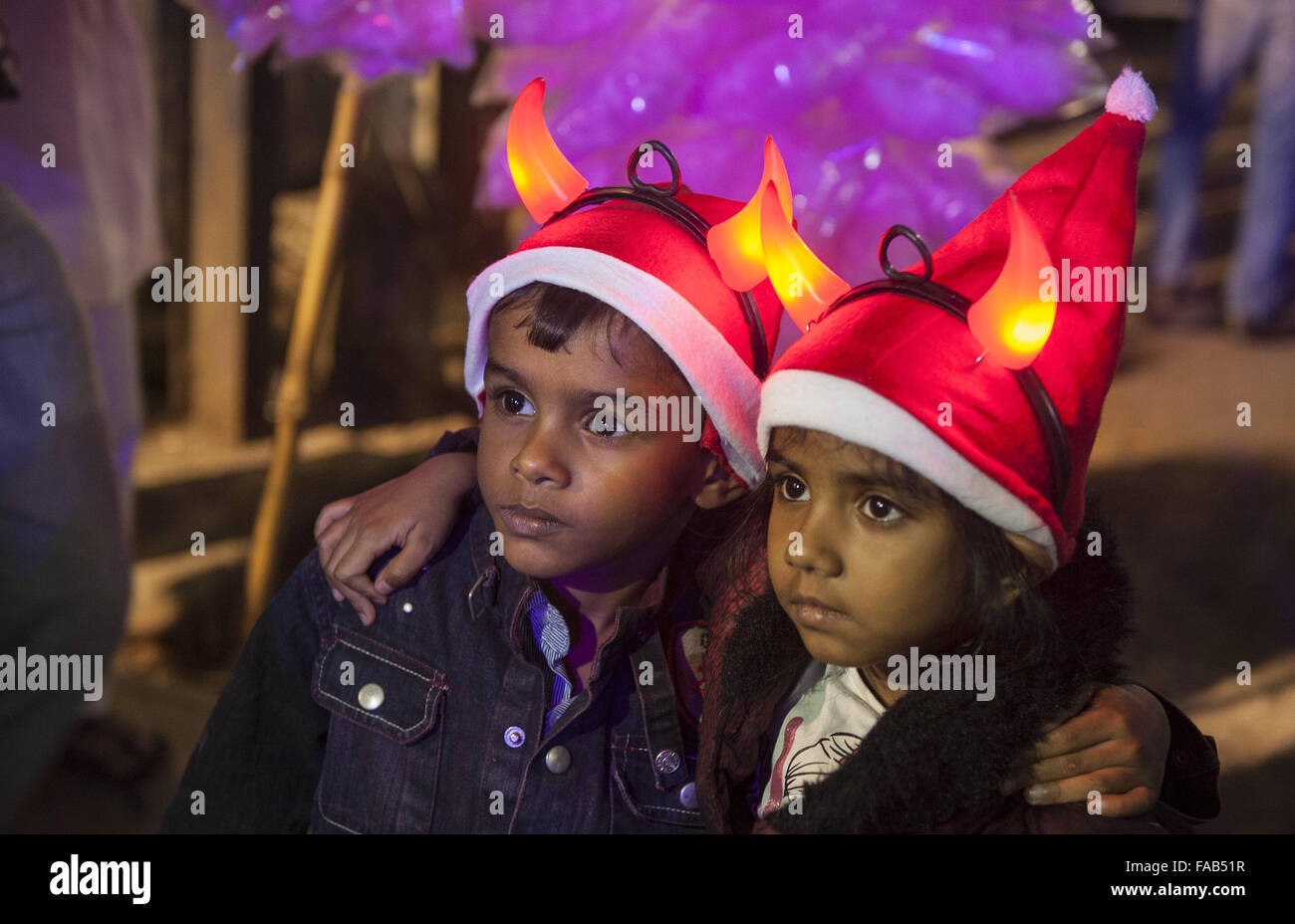 Kolkata, lo stato indiano del Bengala Occidentale. 25 Dic, 2015. Bambini indiani costituiscono per le foto durante le celebrazioni del Natale a Park Street in Kolkata, capitale dell'est lo stato indiano del Bengala Occidentale, 25 dicembre, 2015. Nonostante i cristiani rappresentano un po' oltre il due per cento del miliardo più popolazione in India, con gli indù comprendente la maggioranza, il Natale è stato festeggiato con grande fanfara e zelo in tutto il paese. Credito: Tumpa Mondal/Xinhua/Alamy Live News Foto Stock