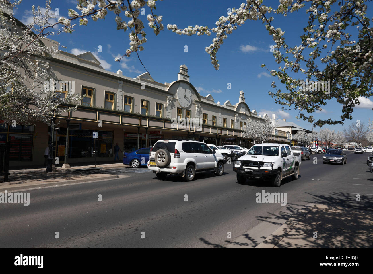 Centro storico 1870 edificio completo di lavorare clocktower su Church Street Mudgee Nuovo Galles del Sud Australia Foto Stock