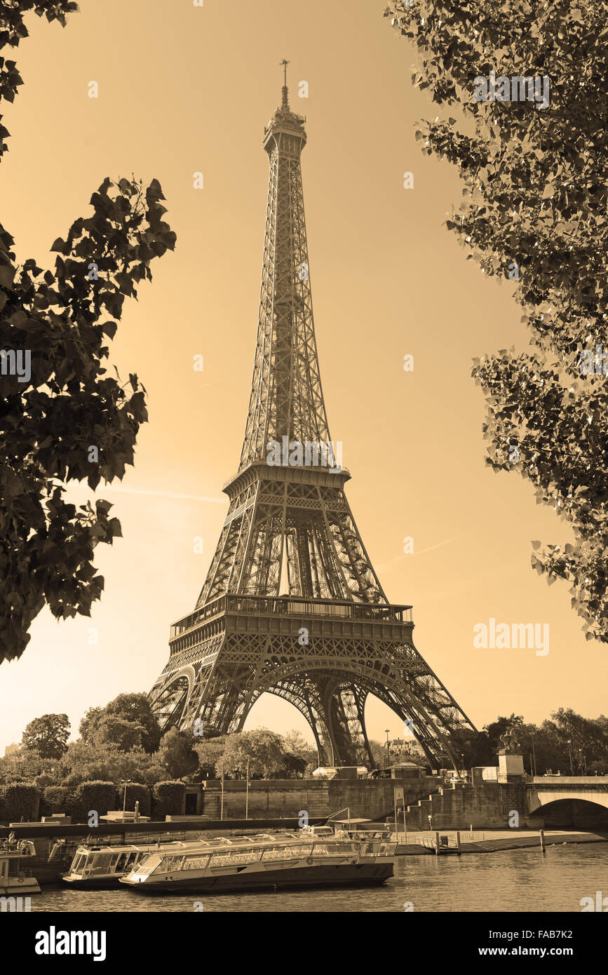 Torre Eiffel con filtro seppia, Parigi Francia Foto stock - Alamy