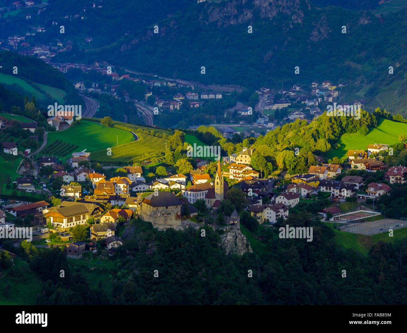 Il fiume Isarco valle presso sunrise nel Nord Italia Foto Stock