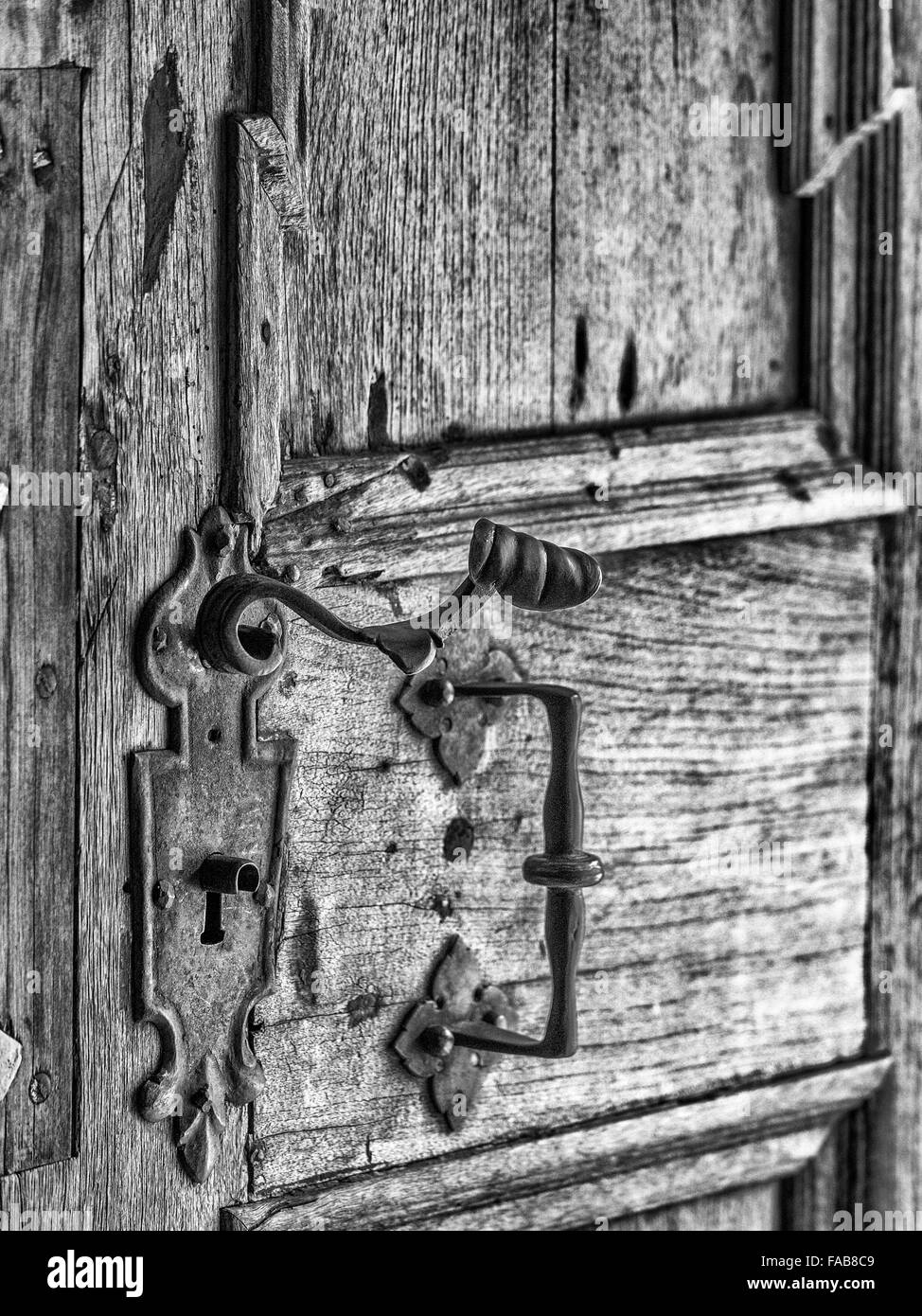 Porta rustica nella città di piastrelle, Nord Italia Foto Stock