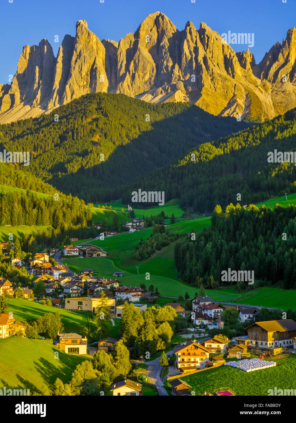 Città di Santa Maddalena e dolomite gamma nel Nord Italia Foto Stock