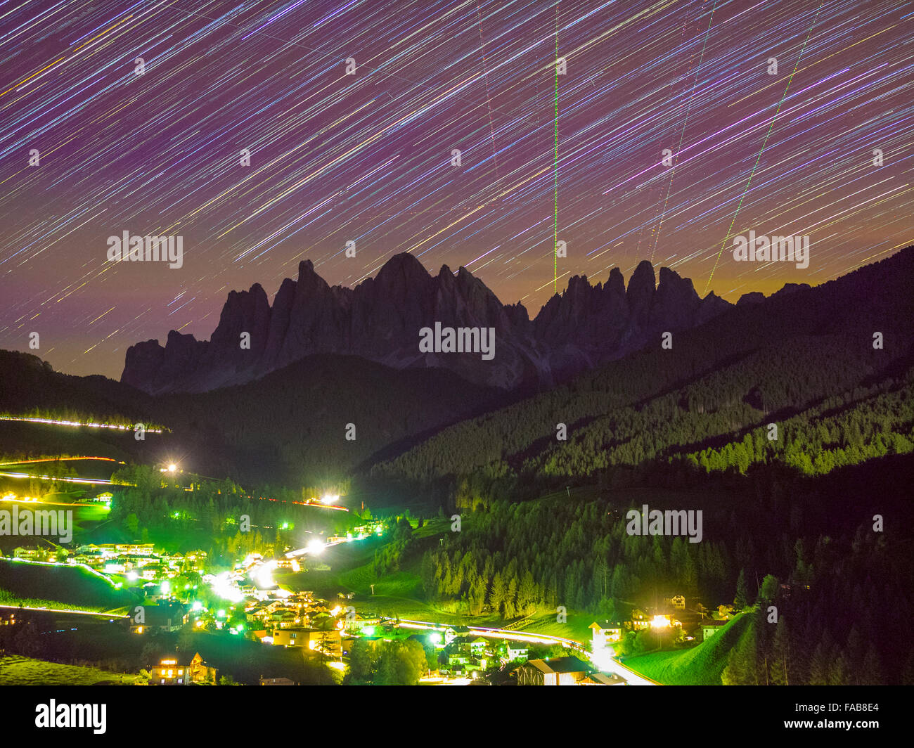 Città di Santa Maddalena e dolomite gamma nel Nord Italia Foto Stock