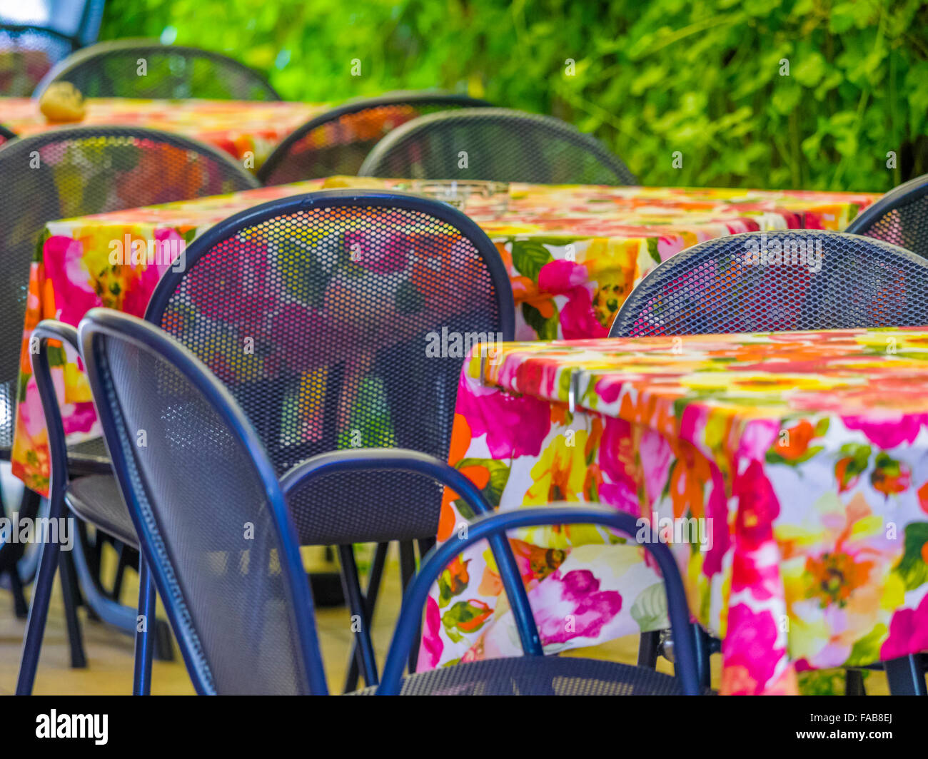 Ristorante i tavoli e le sedie in Città del comune di Gudon (Gudon:) nel Nord Italia Foto Stock