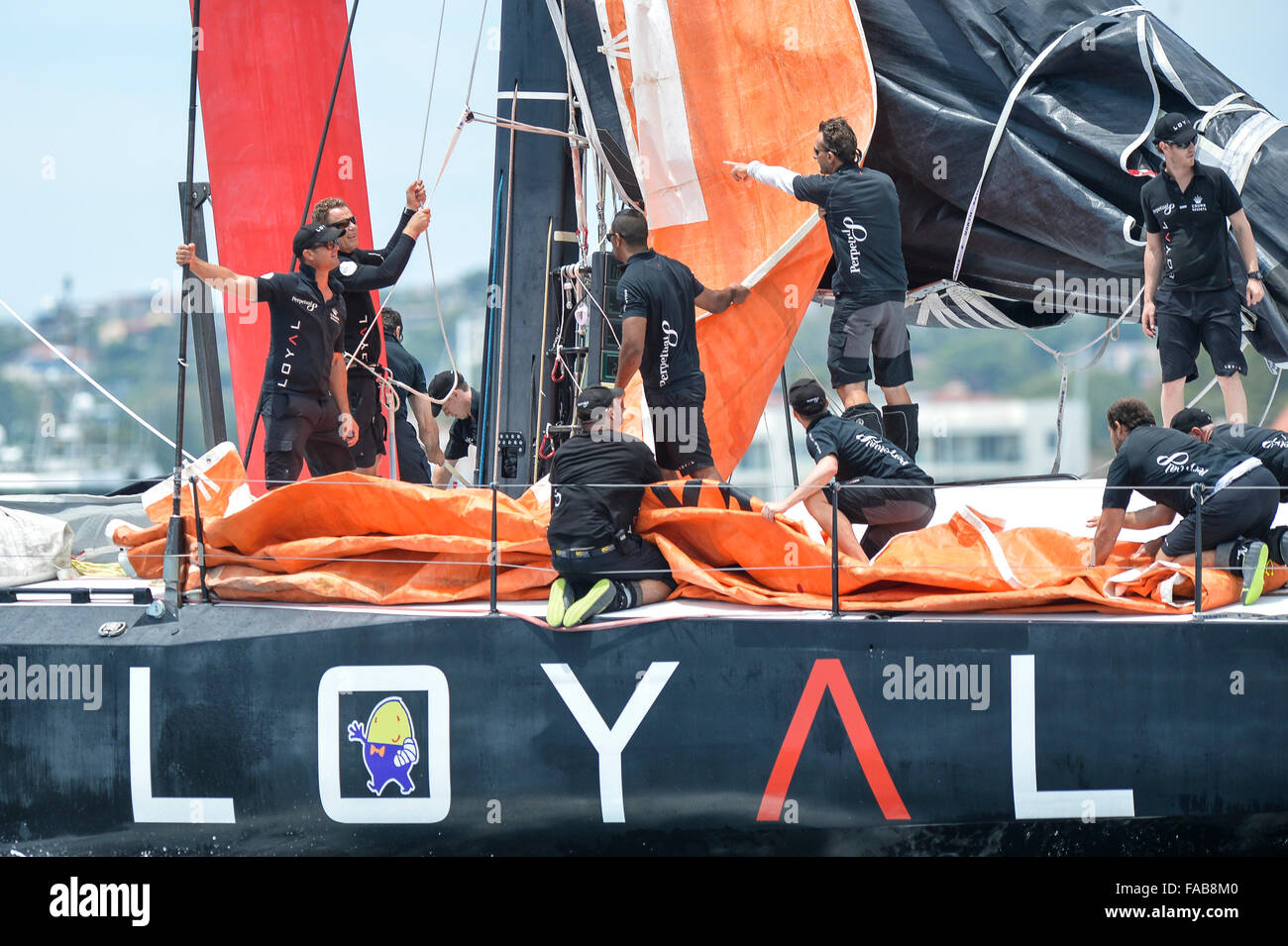 Sydney, Australia. Il 26 dicembre, 2015. Rolex Sydney Hobart Yacht Race 2015. Licenza perpetua leale include ex Australian cricket capitano Michael Clark sul suo equipaggio all'inizio del 629 miglio nautico gara da Sydney a Hobart sul Porto di Sydney. Michael è ottenere alcuni consigli sull'impostazione di vele. Credito: Azione Sport Plus/Alamy Live News Foto Stock