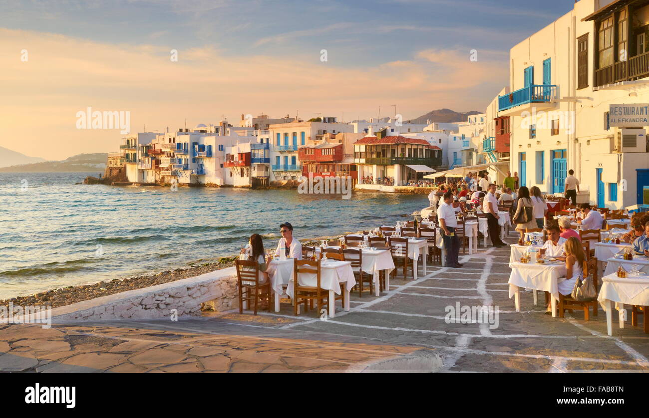 Ristorante all'aperto, l'isola di Mykonos città vecchia, piccola Venezia in background, Grecia Foto Stock