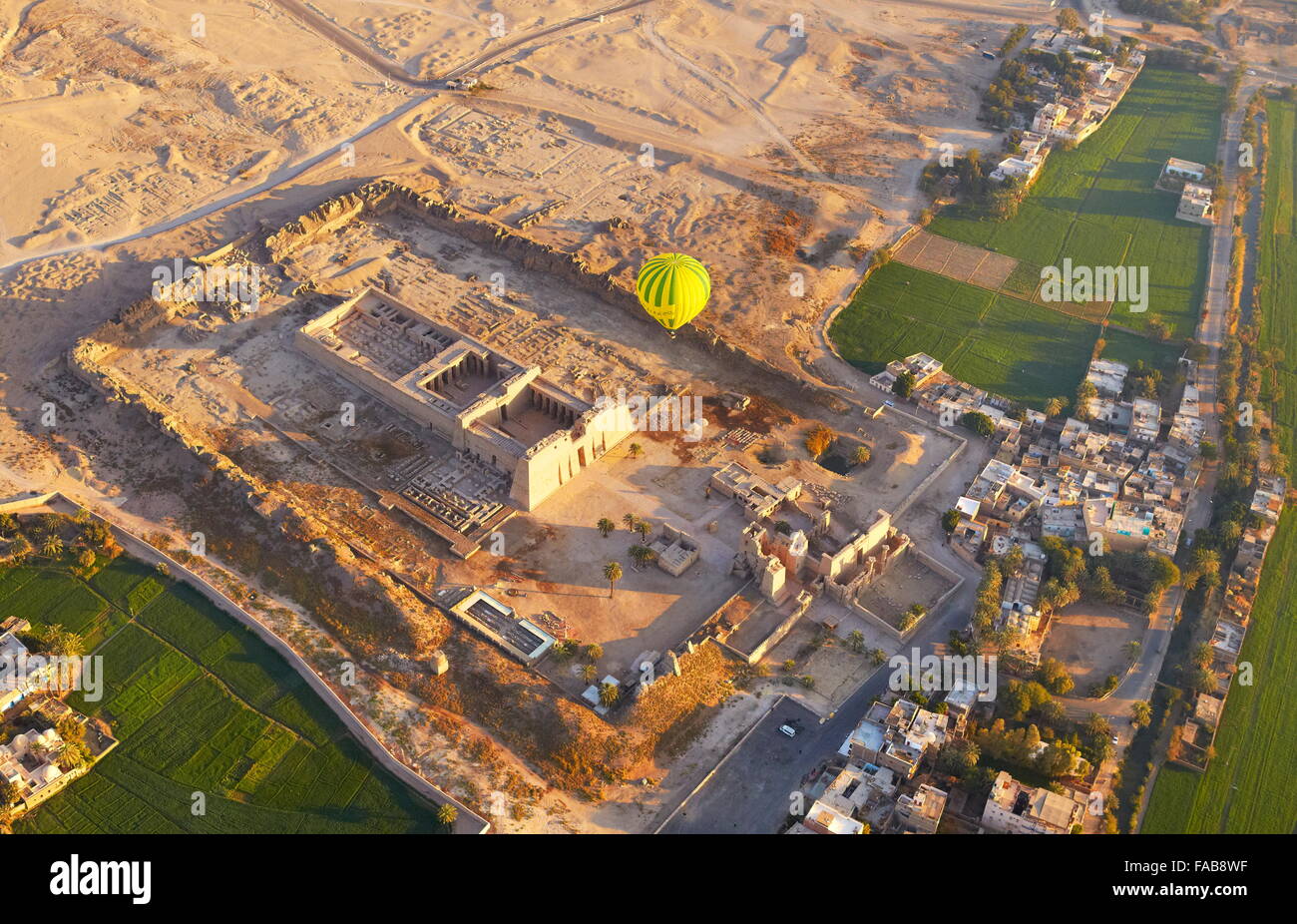 Egitto - Voli in mongolfiera sopra la Medinet Habu, Tempio di Ramses III, sulla sponda occidentale del Nilo, UNESCO Foto Stock
