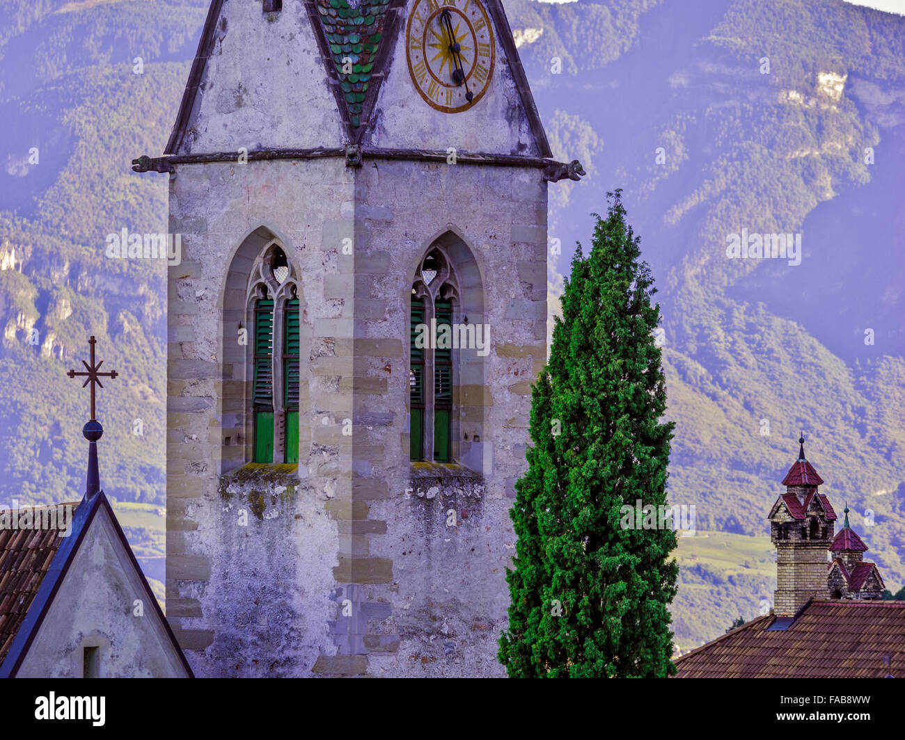 Il campanile della chiesa nella città di Caldaro sulla Strada del vino nel Sud Italia Foto Stock
