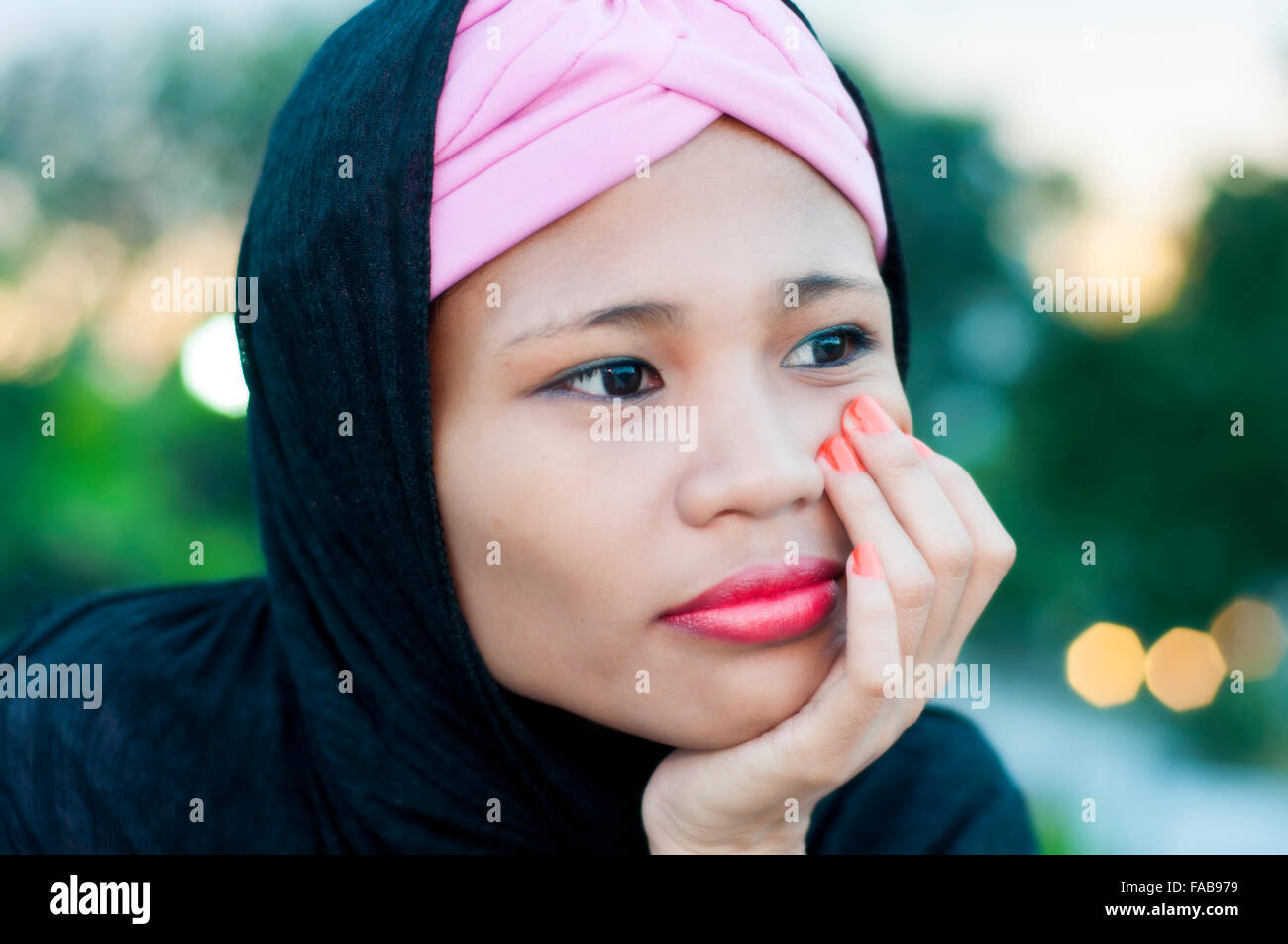 Ritratto di giovani asiatici donna islamica indossano hijab sulla posizione, Cebu, Filippine Foto Stock