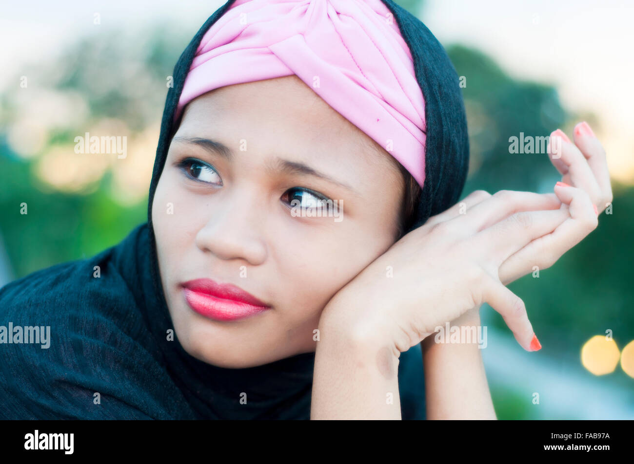 Ritratto di giovani asiatici donna islamica indossano hijab sulla posizione, Cebu, Filippine Foto Stock